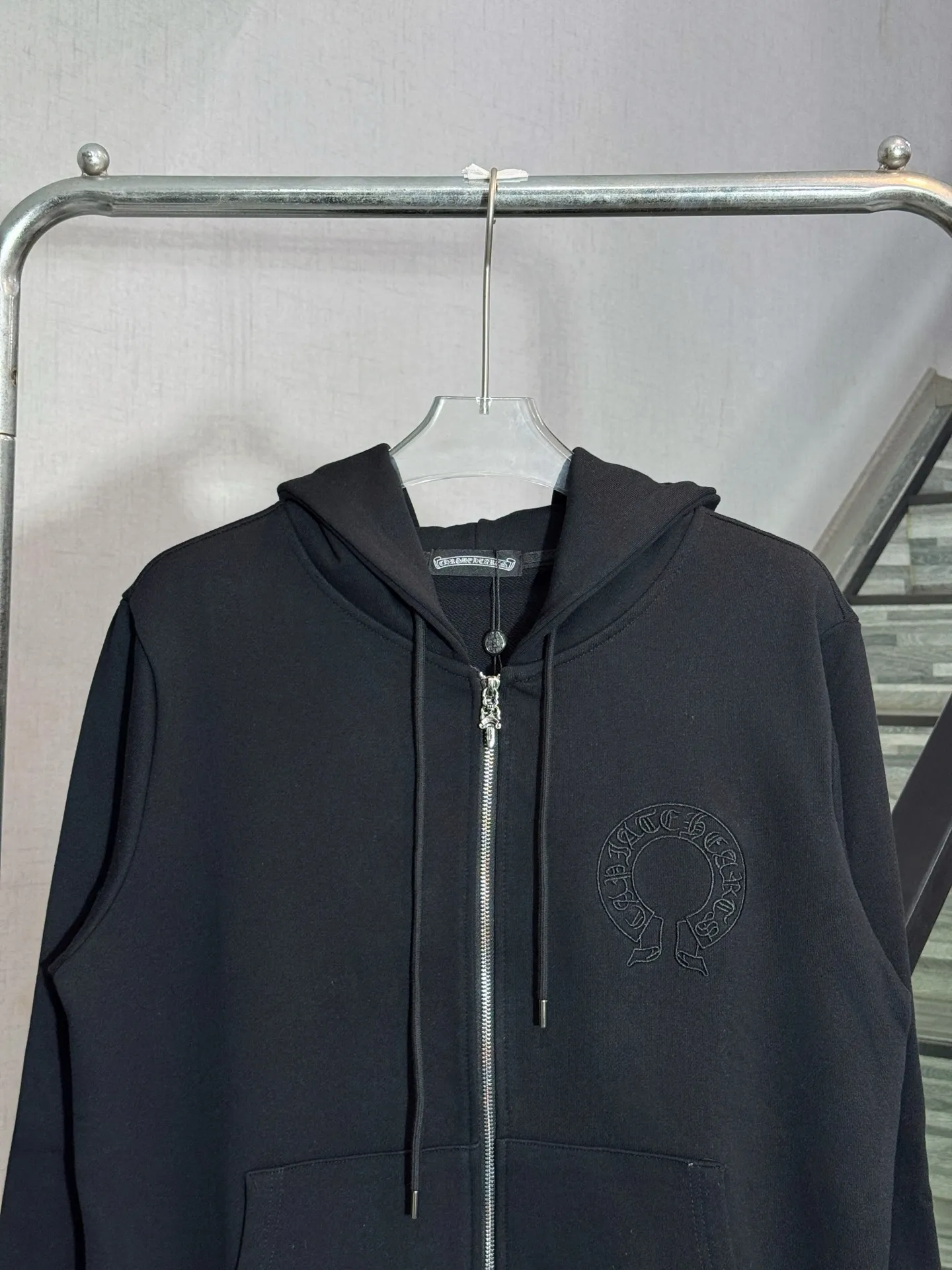 P320 model number: HE386 Chromehearts-Chrome heart embroidered horseshoe patch hooded jacket The fabric is made of 430g high-weight pure cotton double yarn fabric. The upper body is comfortable and warm, and the hand feels delicate and smooth. The horseshoes on the chest are made of heavy embroidery, and the embroidery is three-dimensional and full. The horseshoes on the back are sewn with custom patches to highlight the overall beauty of the clothes. The original hardware zippers are customized, and the clothes have a hooded design. The hem rows are made of the same color rows. The overall workmanship of the clothes is complex and heavy-duty, and it is made by a large factory. It has the original original label and all three labels. You can buy it with confidence.  Color: Black Size: S M L XL